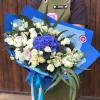 Букет с синей гортензией и белыми розами купить с доставкой по цене ...