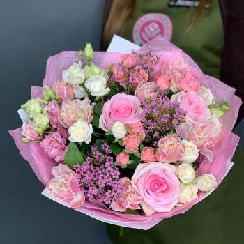 Букет с 9 тюльпанами и  розовыми розами