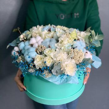 Коробка цветов с 5 белыми лизиантусами и сухоцветами