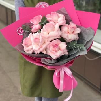 7 розовых роз с эвкалиптом