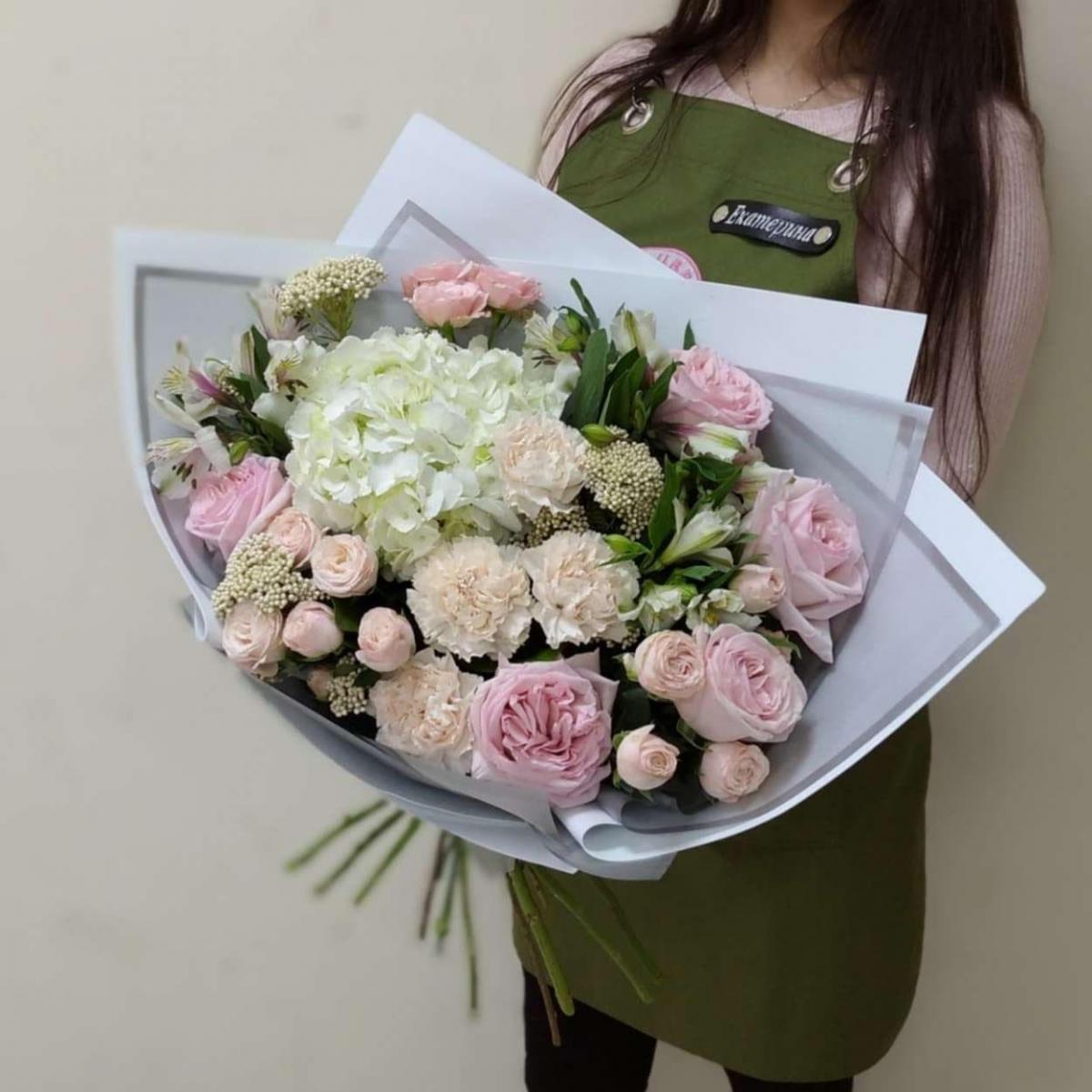 Букет с 9 розовыми розами и белой гортензией