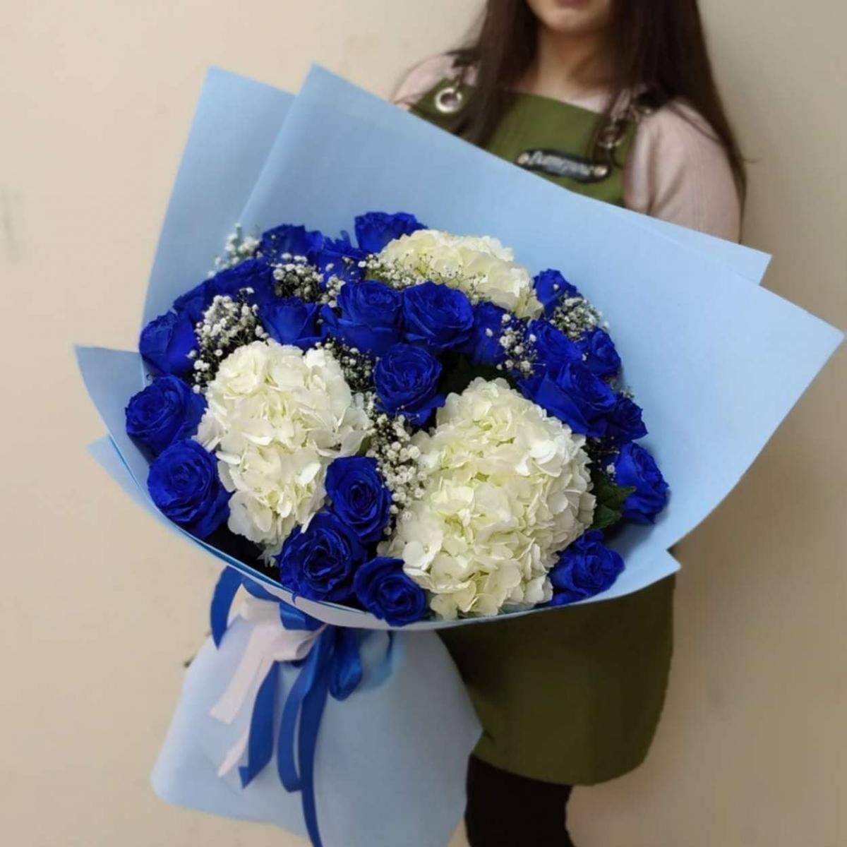 24 синие розы с гипсофилой и гортензией