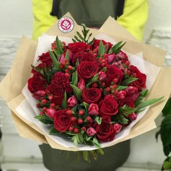 Букет с 15 красными розами и гиперикумом