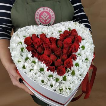 29 красных роз с хризантемой в коробке-сердце