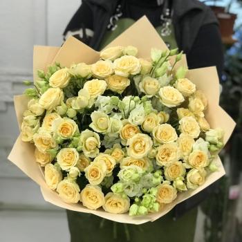 7 лизиантусов с кустовыми розами