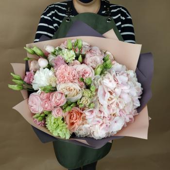 Букет цветов с пионовидными розами и гортензией