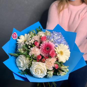 Букет цветов с альстромериями для девушки