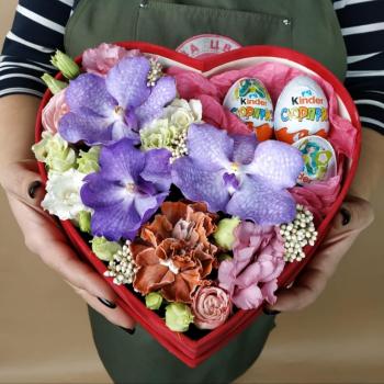Коробка-сердце с фиолетовыми орхидеями и конфетами