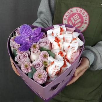 Коробка-сердце с розовыми розами и конфетами
