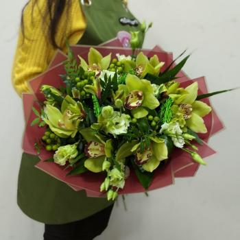 Букет с зелёными орхидеями и альстромериями