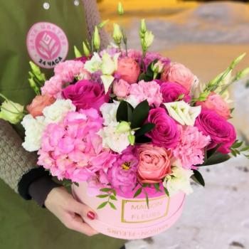 Коробка цветов с 11 розами и гортензией