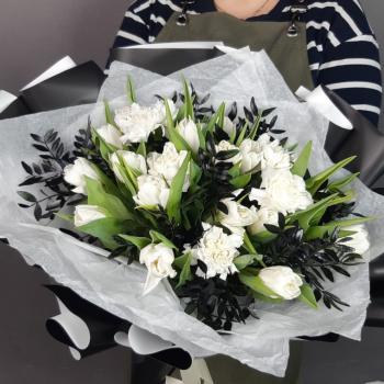 19 белых тюльпанов с гвоздиками