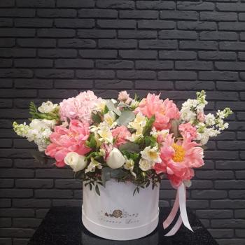 Коробка цветов с пионами и розами на 8 марта
