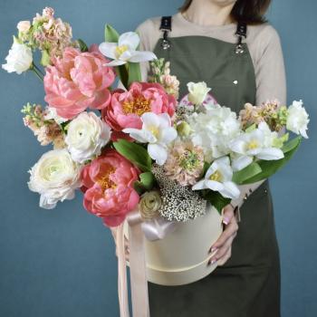 Коробка цветов с тюльпанами на 8 марта