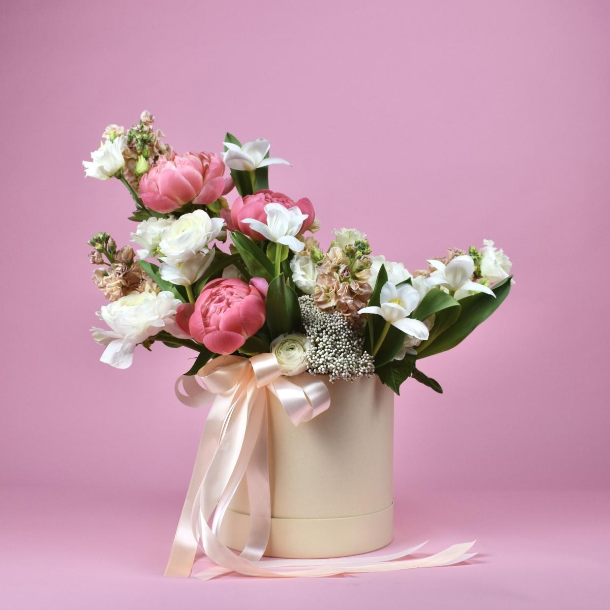 Коробка цветов с тюльпанами на 8 марта
