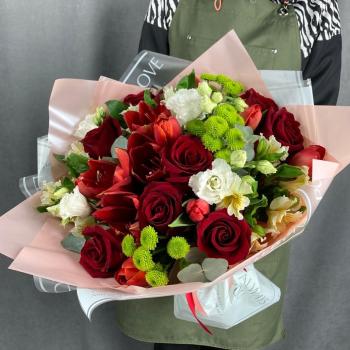 Букет с красными тюльпанами и розами
