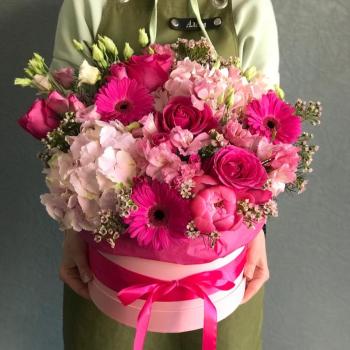 Коробка цветов с розовыми герберами и розами