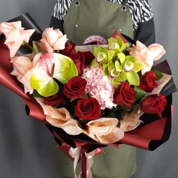 Букет с красными розами и зелёными орхидеями