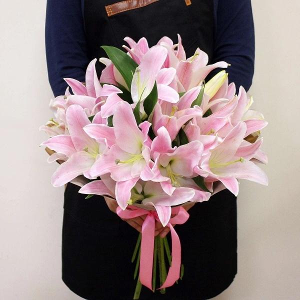 5 розовых лилий купить с доставкой по цене 3625 ₽ в Нижнем Новгороде |  Букеты от База Цветов 24