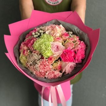 Букет с 19 розовыми гвоздиками и розами