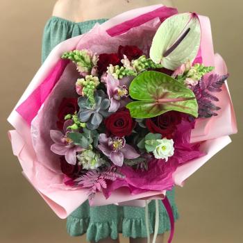 Букет с розовыми орхидеями и антуриумом