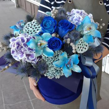 Коробка цветов с синими розами и орхидеями
