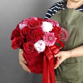 Коробка цветов с 5 красными гвоздиками и розами