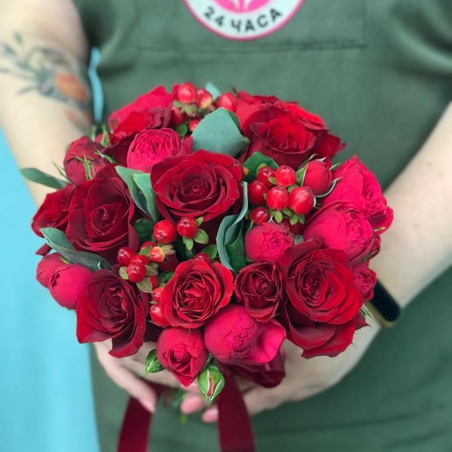 Свадебный букет с красными розами и гиперикумом