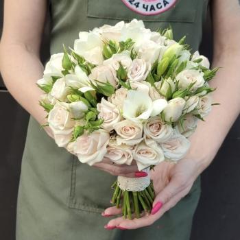Свадебный букет с 11 кустовыми розами и фрезией