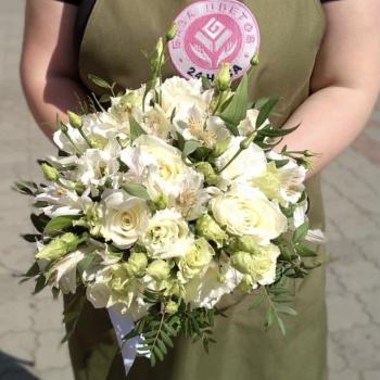 Свадебный букет с 7 розами и альстромериями