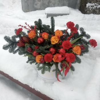 Коробка с гвоздиками и розами на новый год
