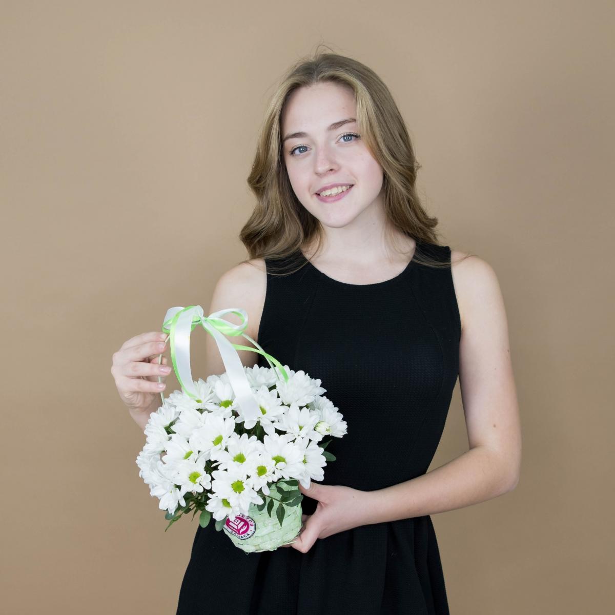 Хризантема белая в корзине