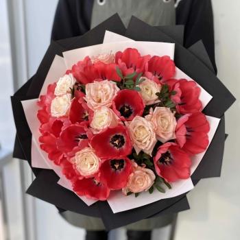 Красные тюльпаны с розами