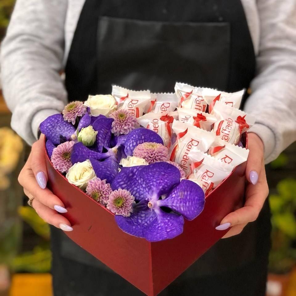Коробка-сердце с орхидеями и конфетами