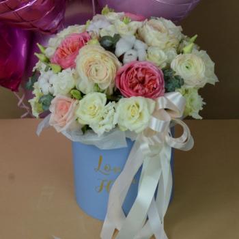 Коробка цветов с розами и ранункулюсами