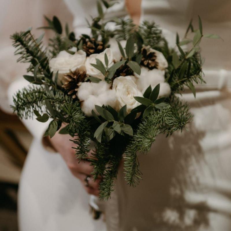Свадебный букет с нобилисом и белыми розами