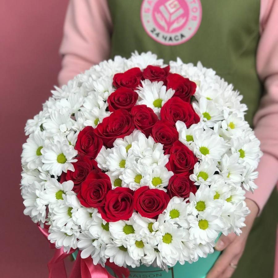 Коробка цветов с 15 розами и хризантемой на 8 марта