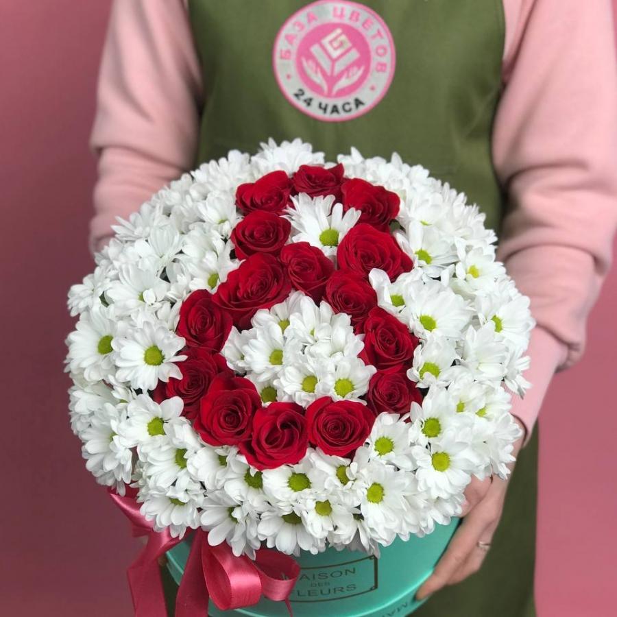 Коробка цветов с 15 розами и хризантемой на 8 марта