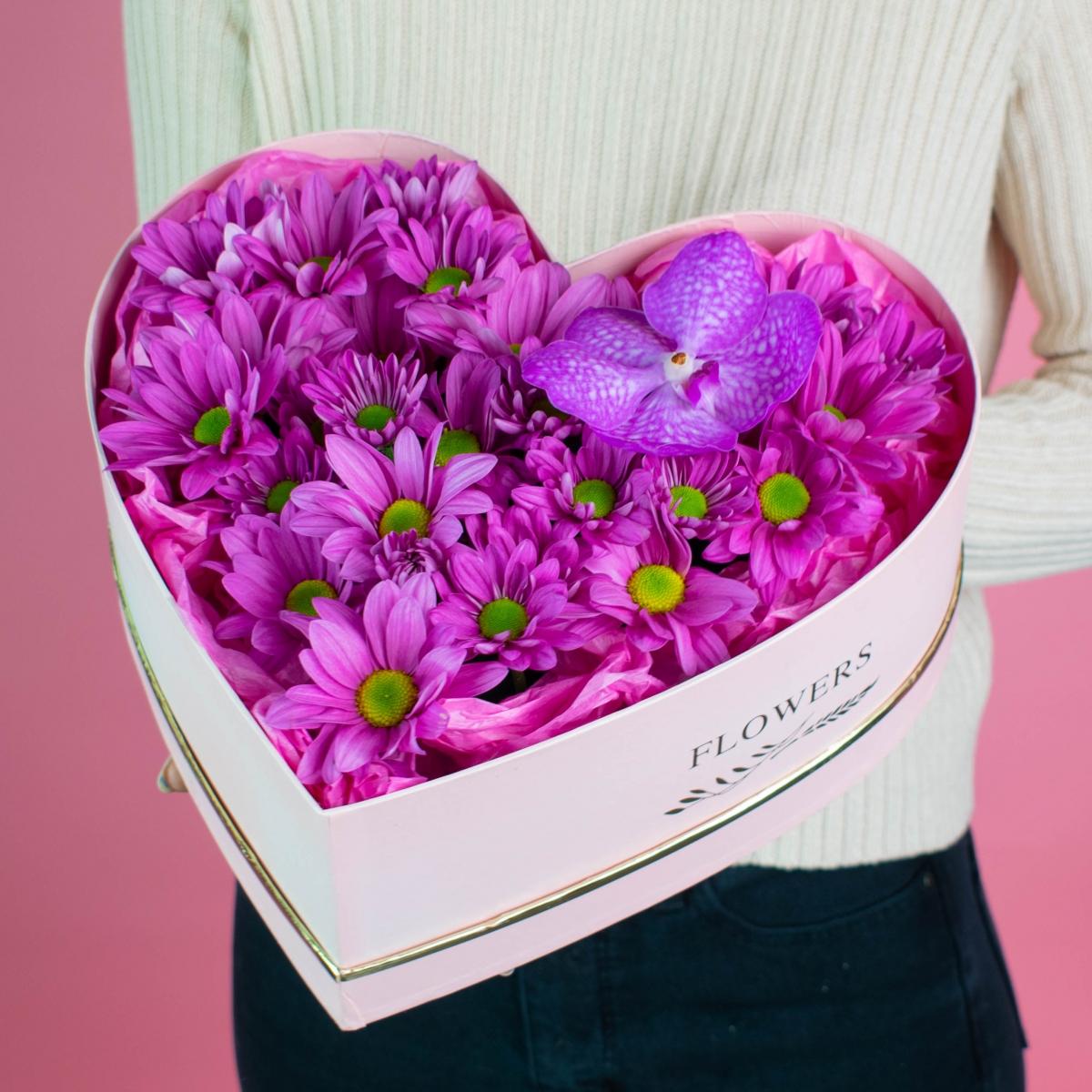 Коробка-сердце с хризантемами и орхидеей