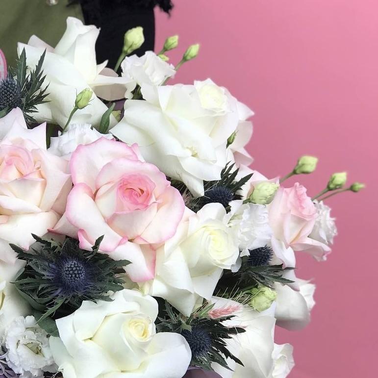 Коробка цветов с белыми розами и эрингиумом