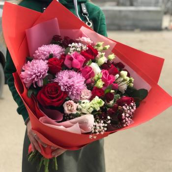 Букет-гигант с разными сортами роз и лизиантусами