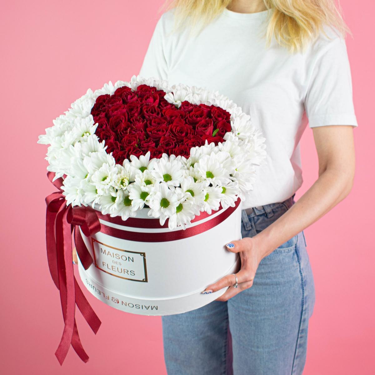41 роза в форме сердца с хризантемой в коробке