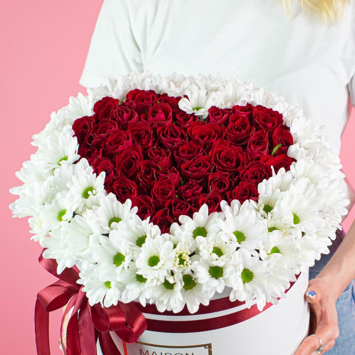 41 роза в форме сердца с хризантемой в коробке