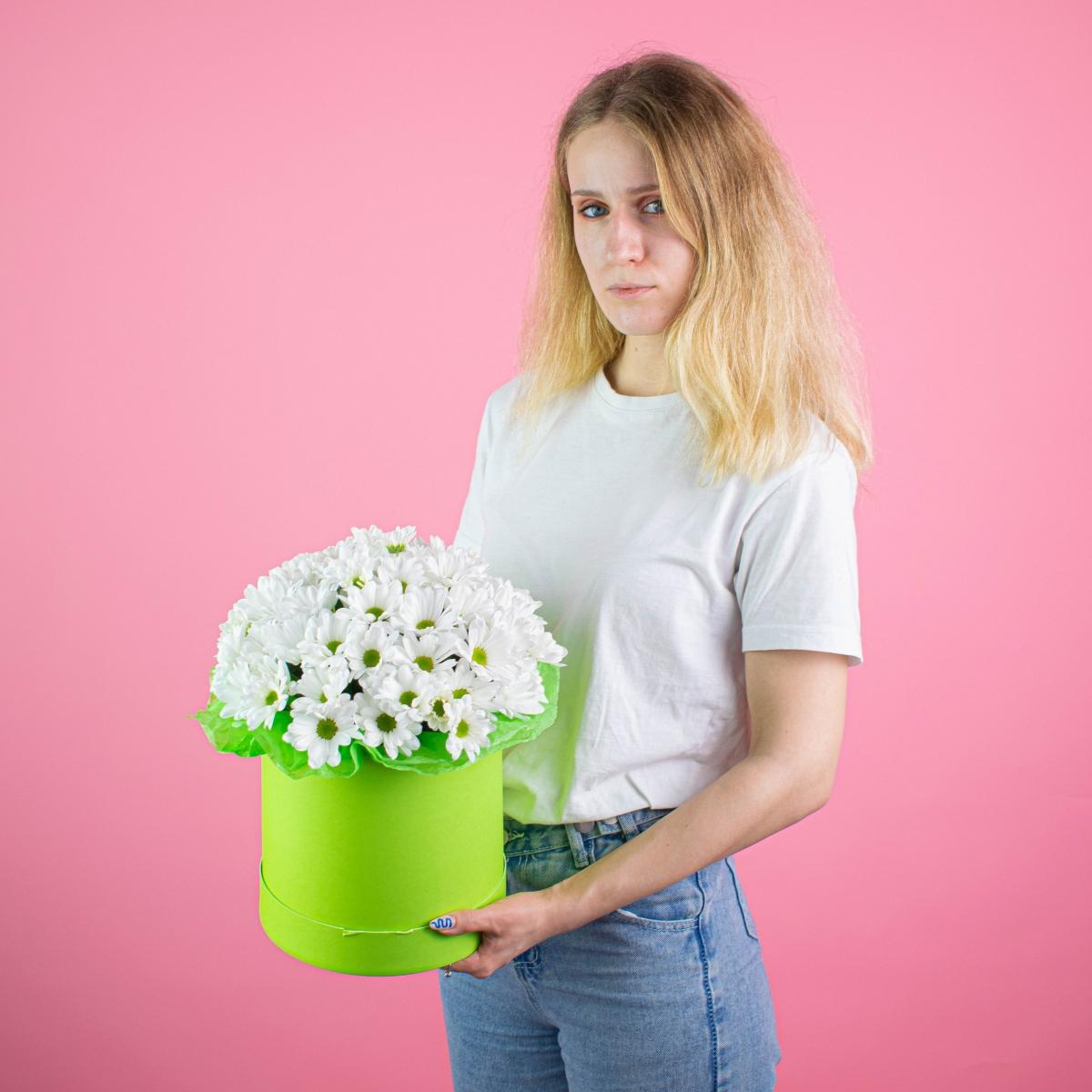 Белая хризантема в зелёной коробке