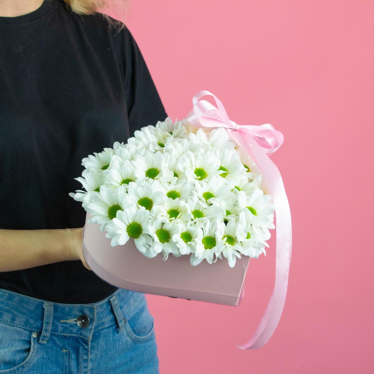 Белая хризантема в коробке-сердце