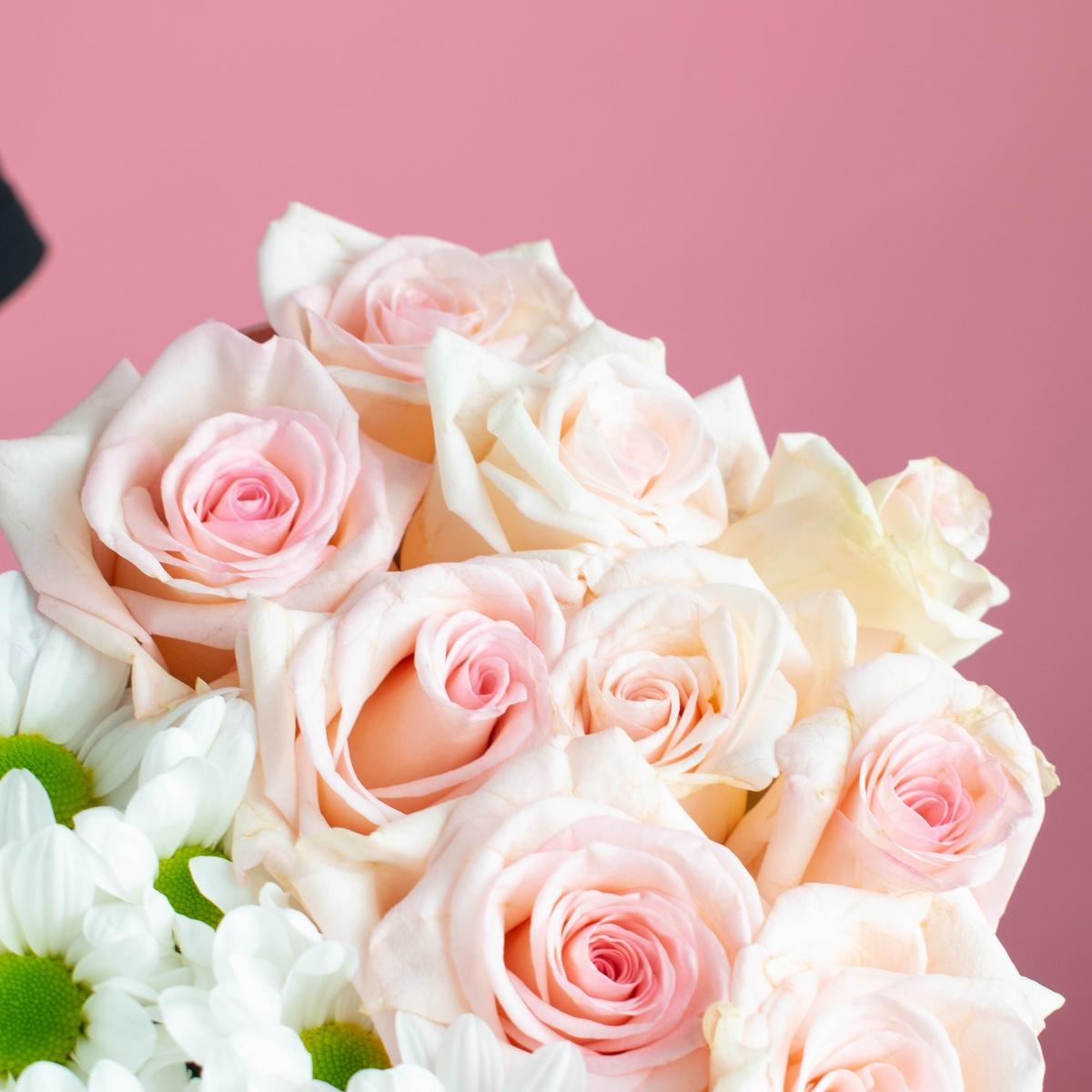9 розовых роз с хризантемой в коробке-сердце
