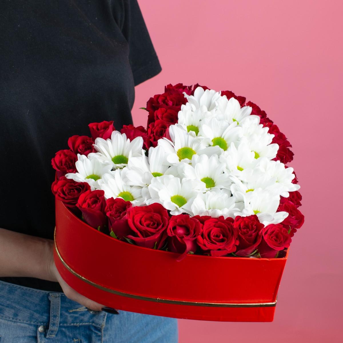 Белая хризантема с розами в коробке-сердце