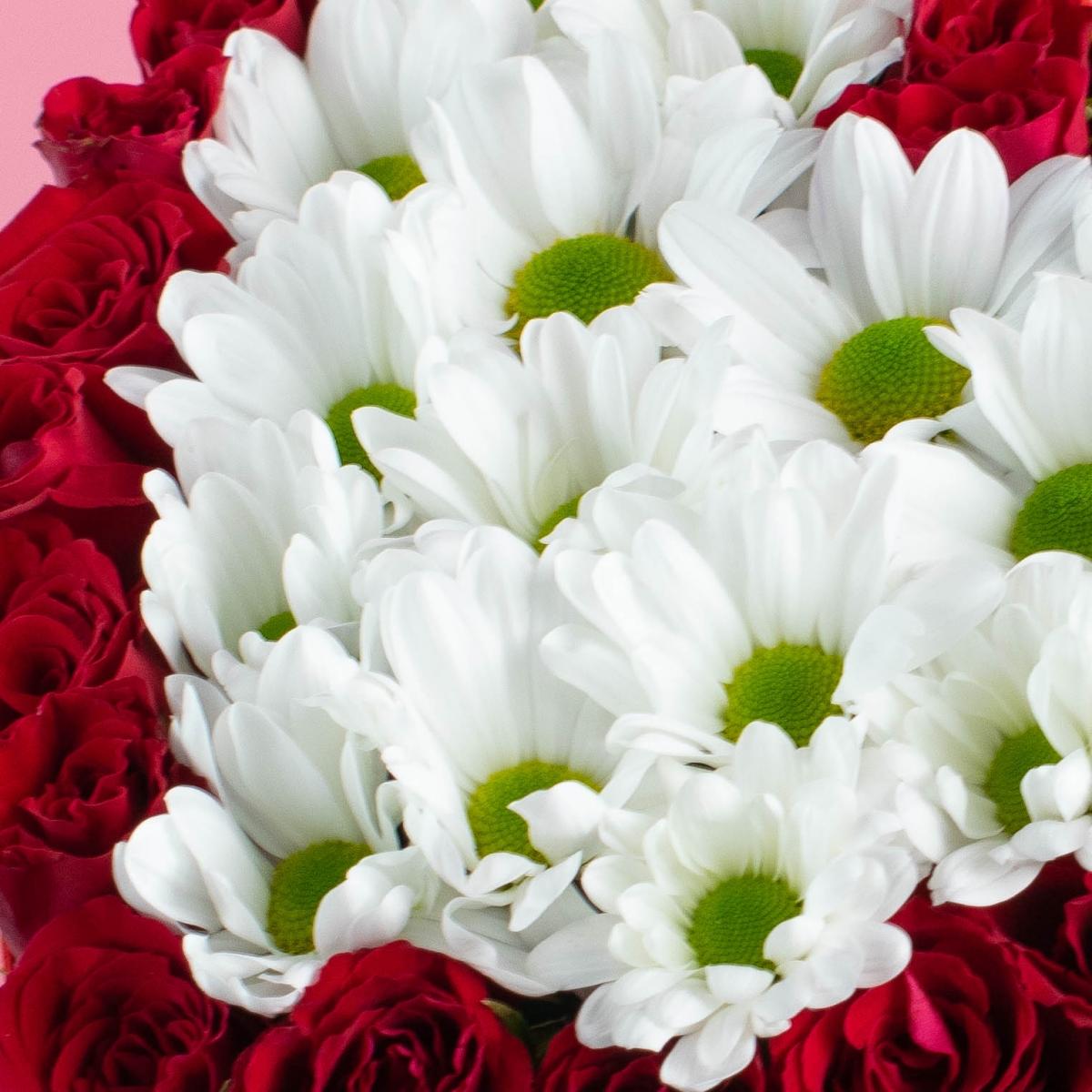 Белая хризантема с розами в коробке-сердце