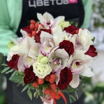 Свадебный букет с красными розами и орхидеями