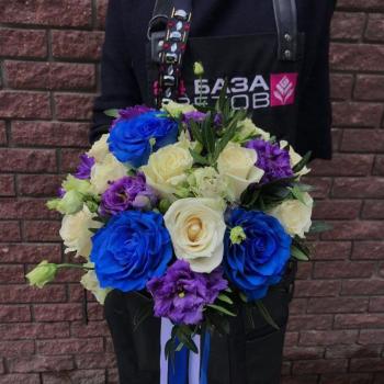 Свадебный букет с синими розами и лизиантусами